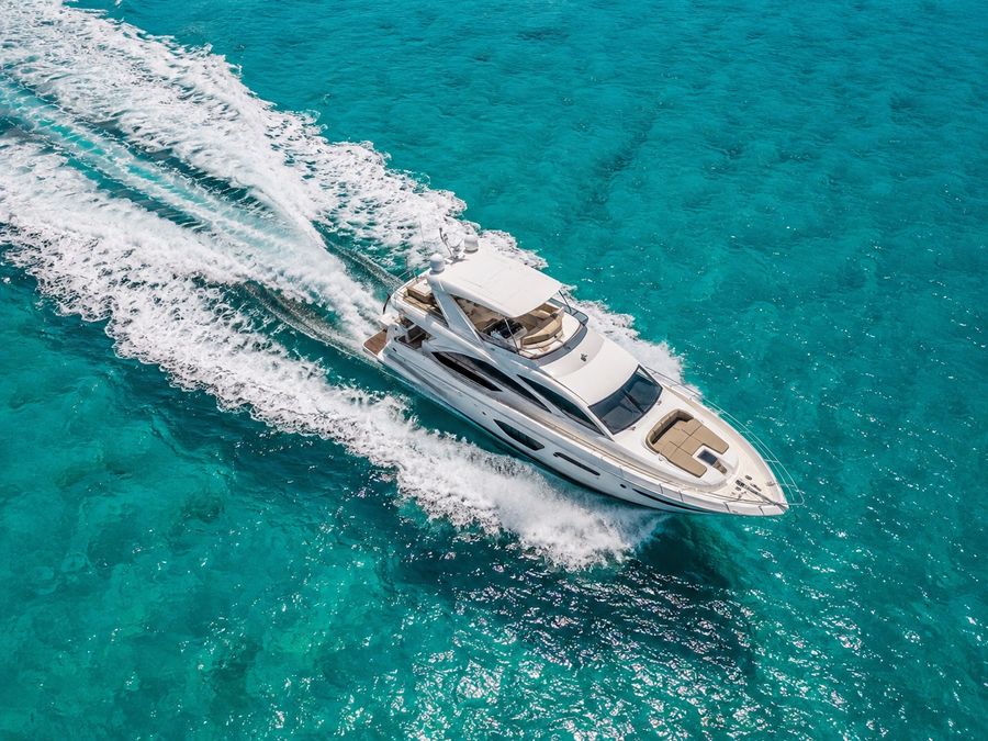 Luftaufnahme einer Motoryacht auf offener See