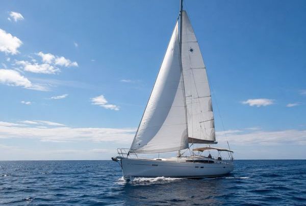 Segelyacht mit vollen Segeln auf offener See