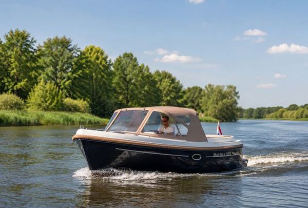 Motorboot auf dem Rhein bei Sonnenschein